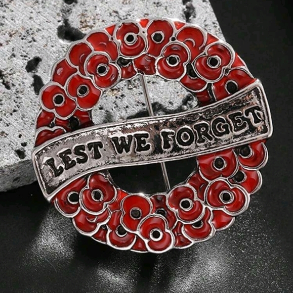 Poppy wreath Pin / Remembrance Day Brooch 💮 - Picture 4 of 6